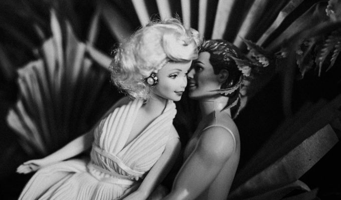 Investicijski portfolio Jesmo li se otuđili Sloboda ili kontrola, loving couple of dolls sitting close against plants