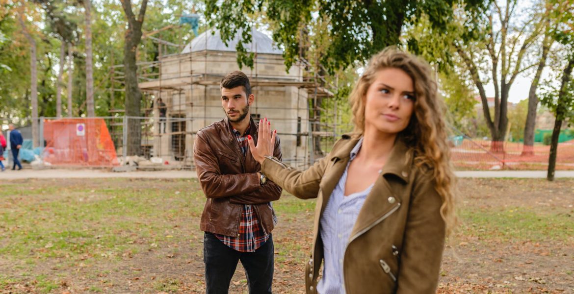 Kako raskinuti povezanost, Nemate kome što dokazivati, prigovaranje, Trebamo li opraštati baš svima?, Sve su žene iste, Kakav ste frend?, kako se nositi s glupim ljudima, man and woman in brown leather coat standing on brown soil