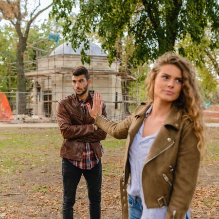 Kako raskinuti povezanost, Nemate kome što dokazivati, prigovaranje, Trebamo li opraštati baš svima?, Sve su žene iste, Kakav ste frend?, kako se nositi s glupim ljudima, man and woman in brown leather coat standing on brown soil
