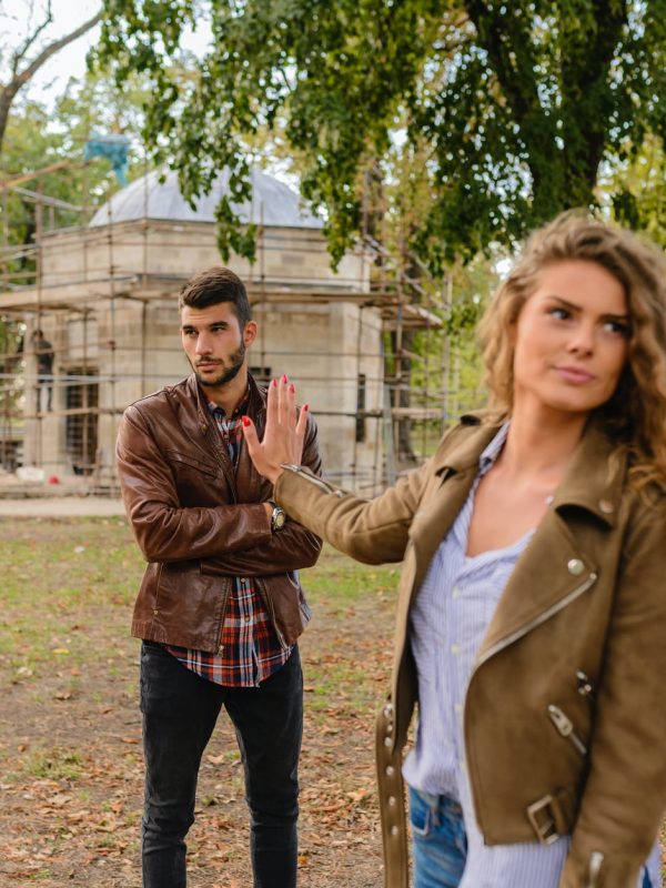 Kako raskinuti povezanost, Nemate kome što dokazivati, prigovaranje, Trebamo li opraštati baš svima?, Sve su žene iste, Kakav ste frend?, kako se nositi s glupim ljudima, man and woman in brown leather coat standing on brown soil
