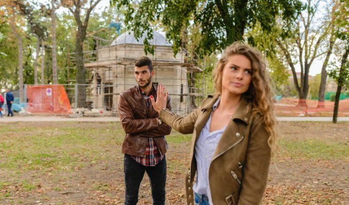 Kako raskinuti povezanost, Nemate kome što dokazivati, prigovaranje, Trebamo li opraštati baš svima?, Sve su žene iste, Kakav ste frend?, kako se nositi s glupim ljudima, man and woman in brown leather coat standing on brown soil