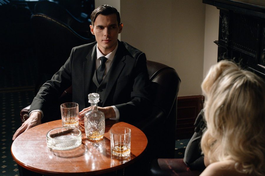 Manipulatori, photo of man looking at his date