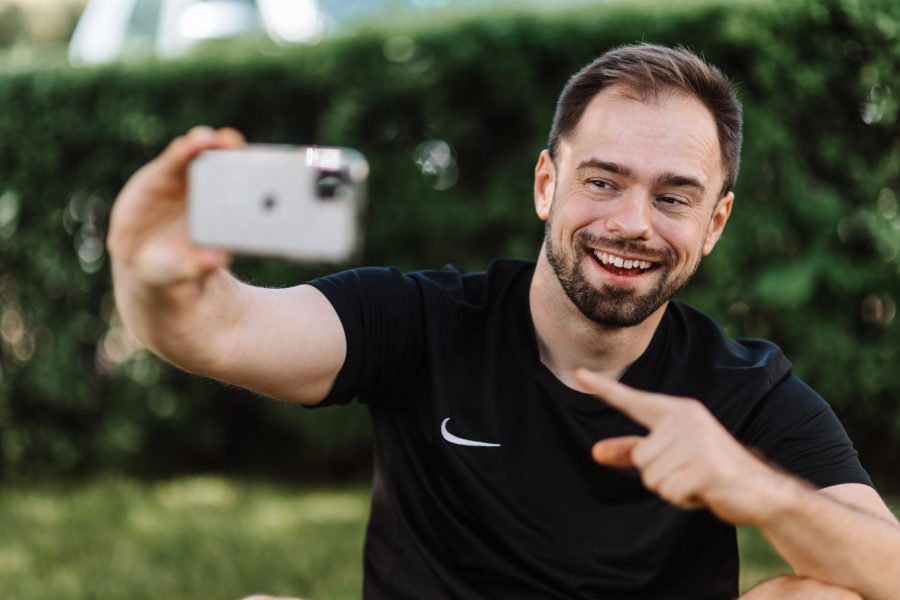 3 horoskopska znaka će sreća pratiti, smiling man in black shirt taking a selfie