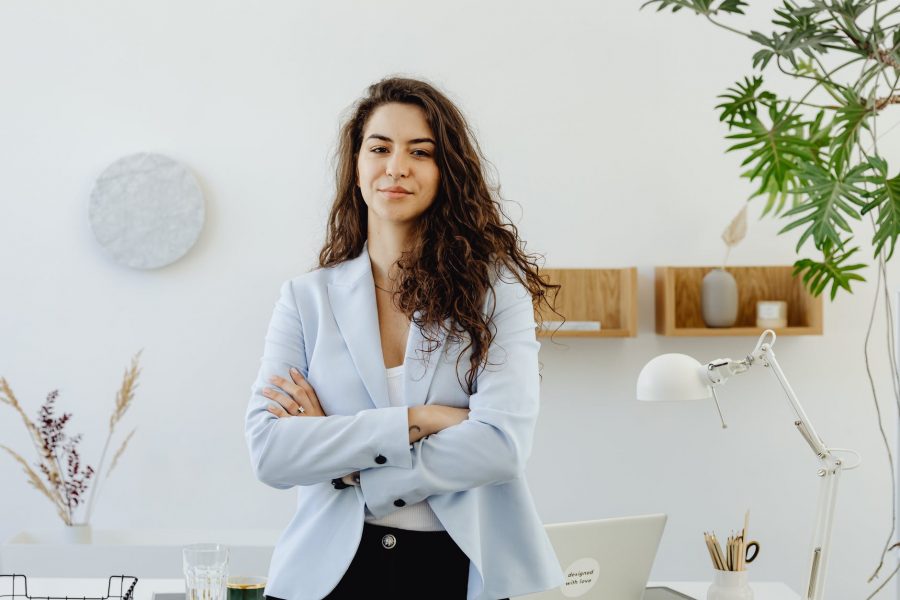 Afirmacije, Deset mudrosti, woman in sky blue blazer standing near white wall
