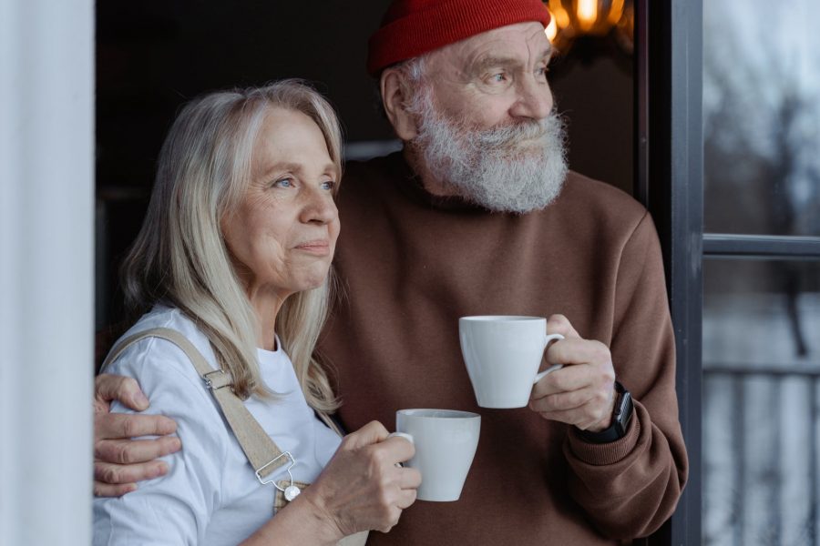 Životne lekcije jednog djeda, Ne poštuju vas?, man and woman holding white ceramic mugs