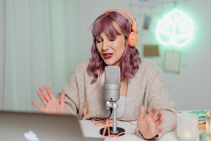 Narcisoidni poremećaj osobnosti, a woman talking on a microphone while wearing a headphone
