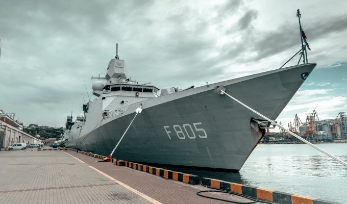 Bit će rata kažu svi, a ship docked at the harbor