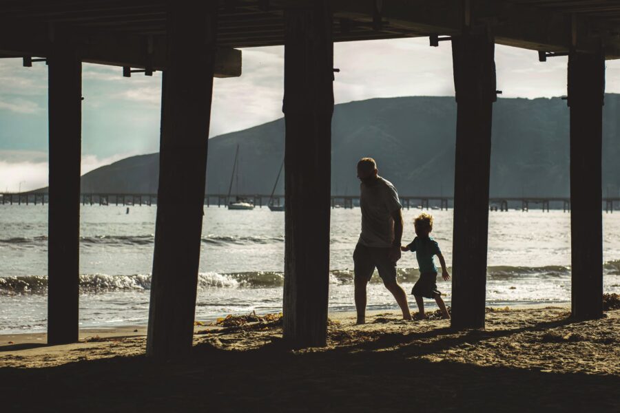 Citati Paula Coelha, man and child walking on shore