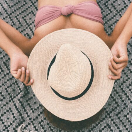 Ne živim više u trenutku, Moćni vitamin D, woman covering her face with hat