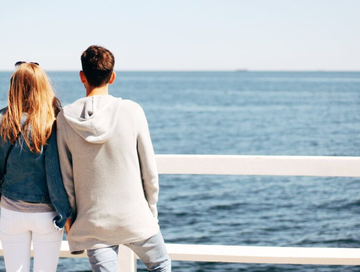 tjedni horoskop Odnosi koji nam troše vrijeme, man and woman beside wooden hand rail beside body of water
