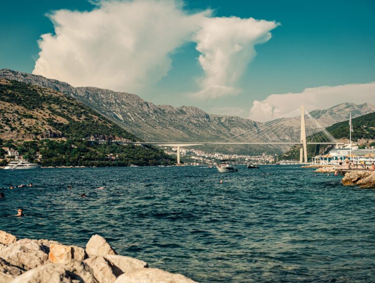 Počinje vladavina Raka, white bridge over the river