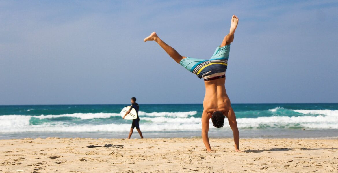 horoskop tjedni Tjedni horoskop po znakovima, imam vremena - životna mantra, man doing hand stand