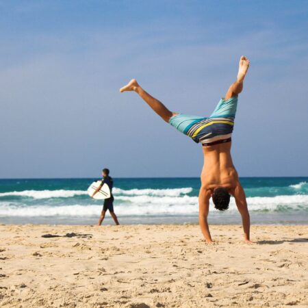 horoskop tjedni Tjedni horoskop po znakovima, imam vremena - životna mantra, man doing hand stand