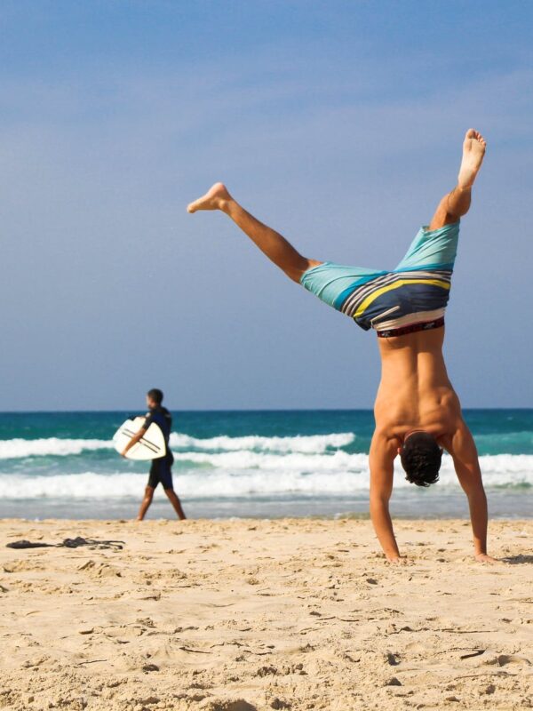 horoskop tjedni Tjedni horoskop po znakovima, imam vremena - životna mantra, man doing hand stand
