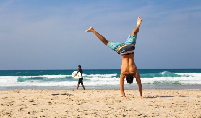 horoskop tjedni Tjedni horoskop po znakovima, imam vremena - životna mantra, man doing hand stand