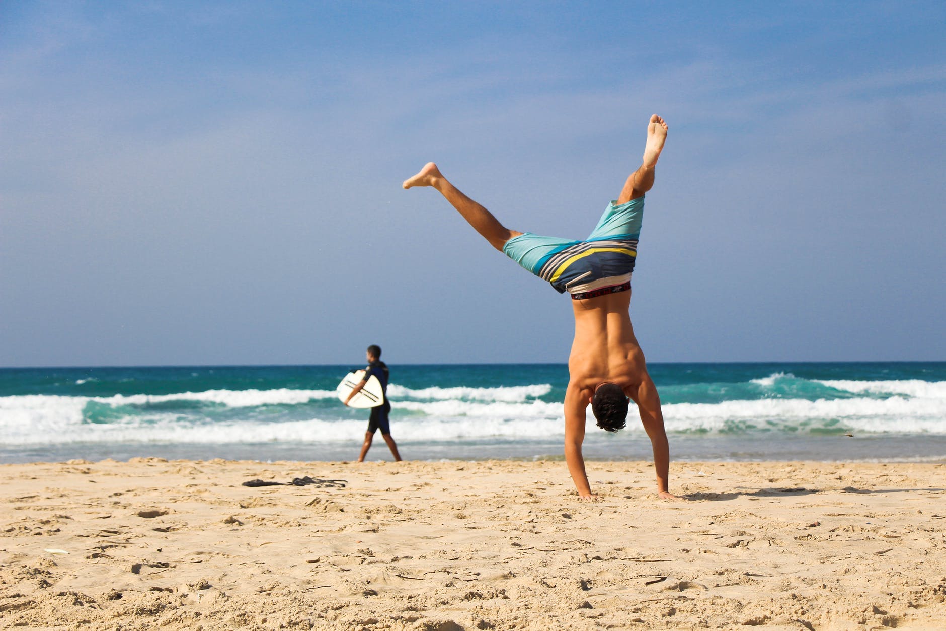 horoskop tjedni Tjedni horoskop po znakovima, imam vremena - životna mantra, man doing hand stand