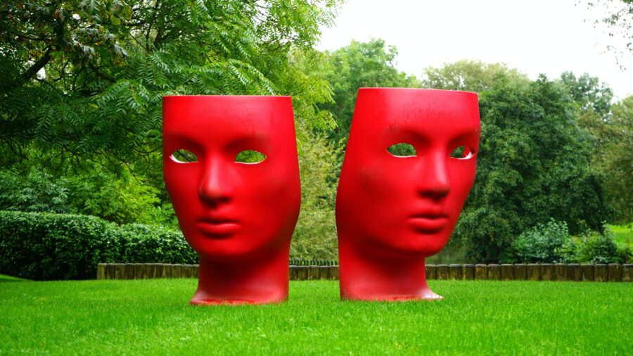 Pretjerana emotivna osjetljivost, red human face monument on green grass field