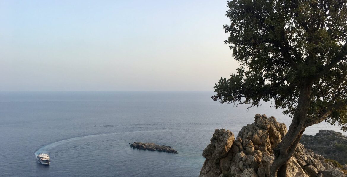 tjedni horoskop 10. do 16. kolovoza, razdoblje Tjedni horoskop, ship in sea near cliff coast