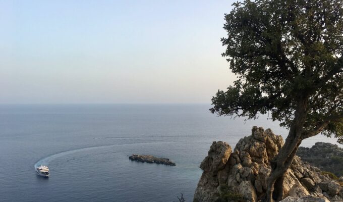tjedni horoskop 10. do 16. kolovoza, razdoblje Tjedni horoskop, ship in sea near cliff coast