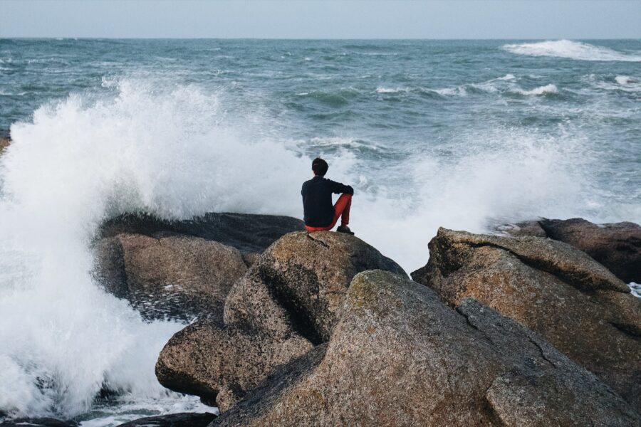 Tjedni horoskop Tjedni horoskop po znakovima, man contemplating seascape sitting on stones
