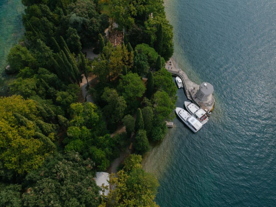 Tjedni horoskop po znakovima , drone shot of yachts docked near a tower