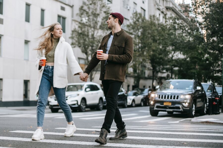 Pravila dobrog življenja jesen donosi ljubav, young man and woman walking through crosswalk with paper cups