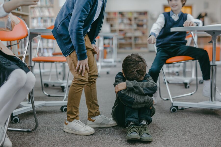 Nezrelost Što je strah?, sad boy in gray sweater sitting on the floor