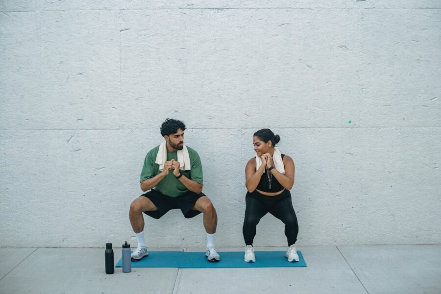 Visceralno masno tkivo Čučnjevi, man and woman doing squats during a workout