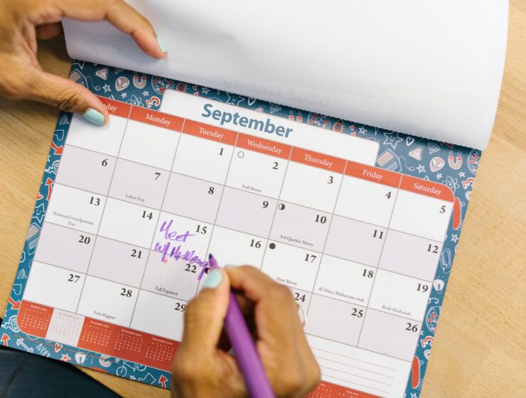 tjedni horoskop, person marking his calendar