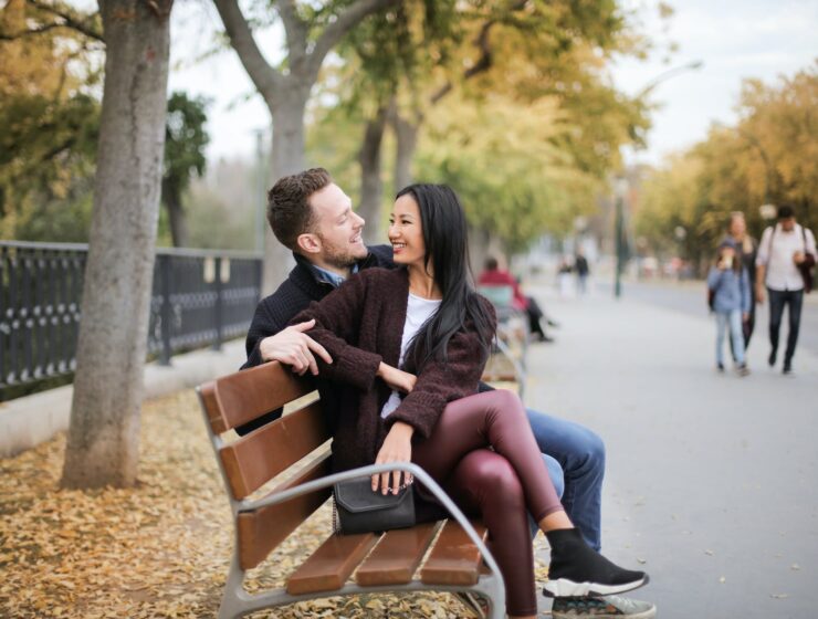 horoskop do 8. listopada Tjedni horoskop, couple sitting on wooden bench