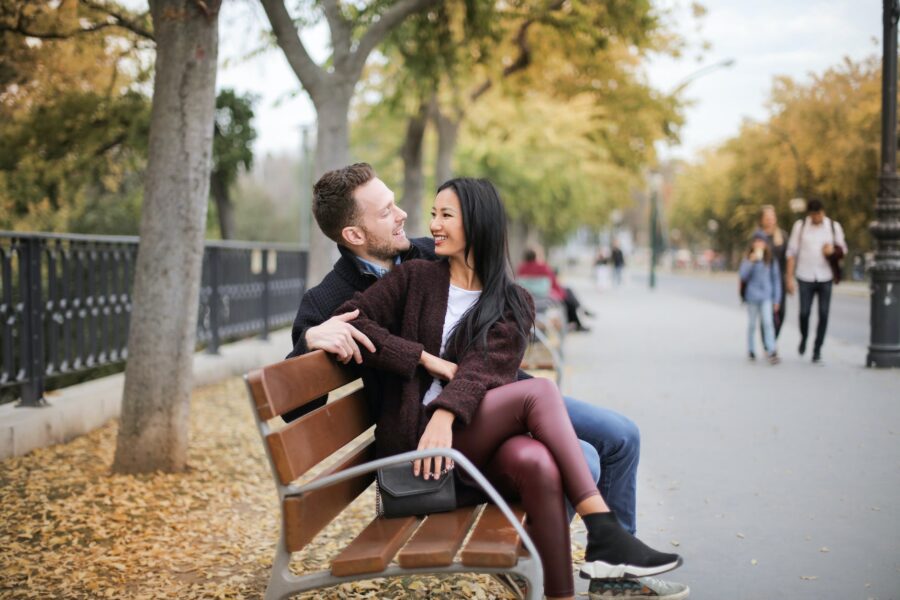 horoskop do 8. listopada Tjedni horoskop, couple sitting on wooden bench