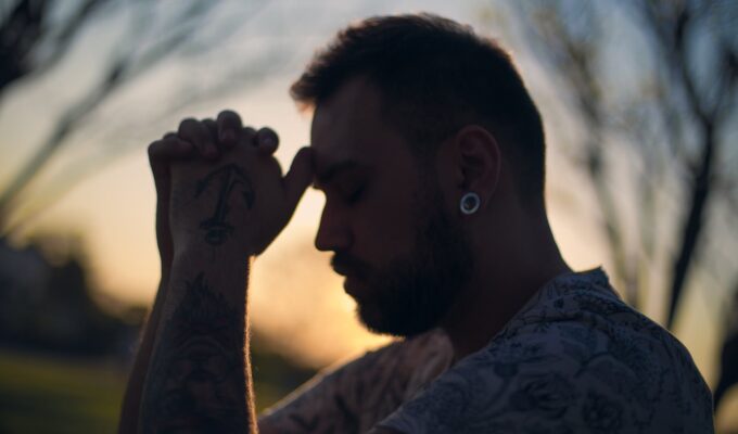 percepcija Boga, man wearing white crew neck shirt