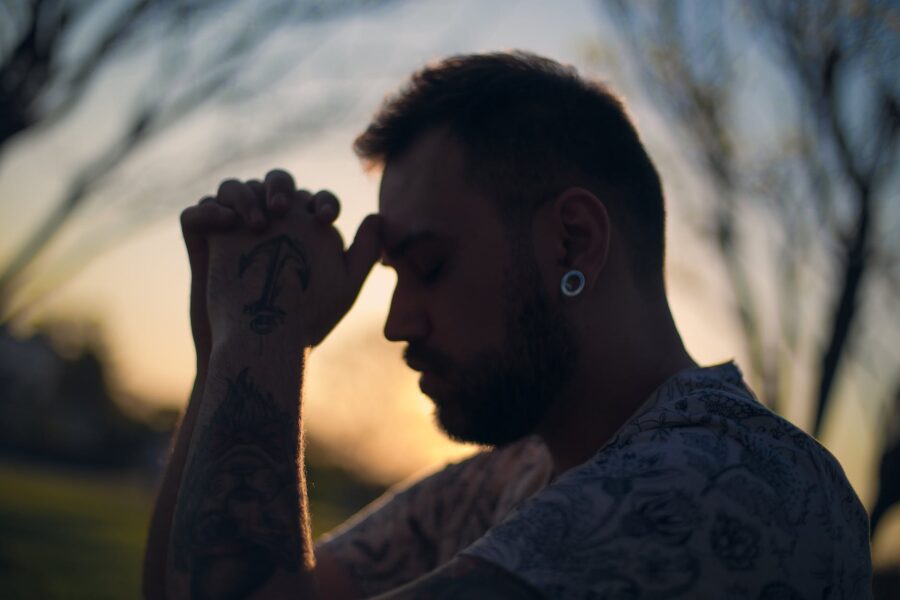 percepcija Boga, man wearing white crew neck shirt