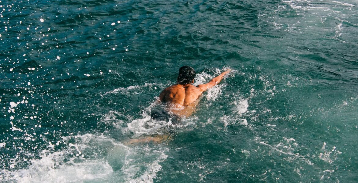 tjedni horoskop 24. do 30. kolovoza, horoskop do 3.rujna Kupanje u hladnoj vodi, a man swimming in the sea