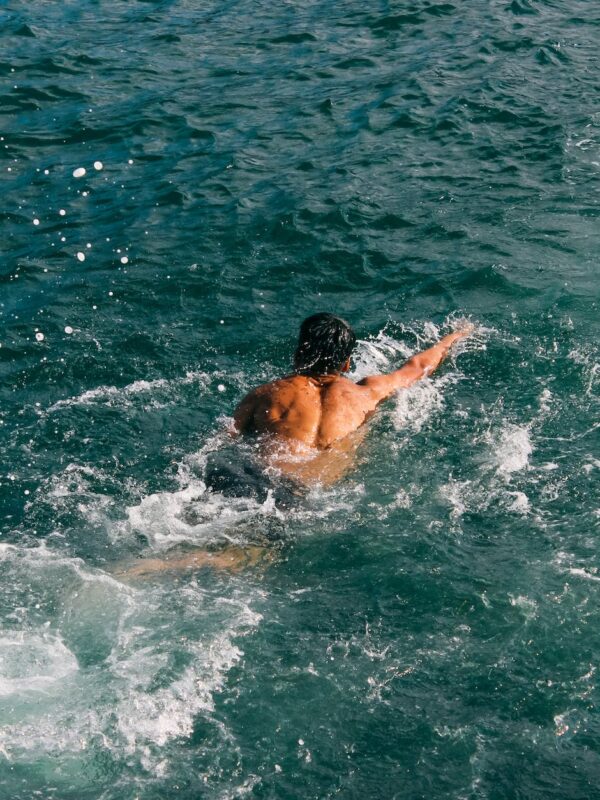 tjedni horoskop 24. do 30. kolovoza, horoskop do 3.rujna Kupanje u hladnoj vodi, a man swimming in the sea