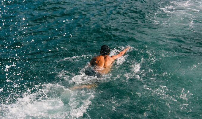 tjedni horoskop 24. do 30. kolovoza, horoskop do 3.rujna Kupanje u hladnoj vodi, a man swimming in the sea