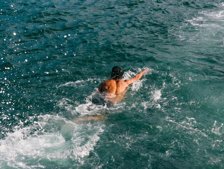 horoskop do 3.rujna Kupanje u hladnoj vodi, a man swimming in the sea