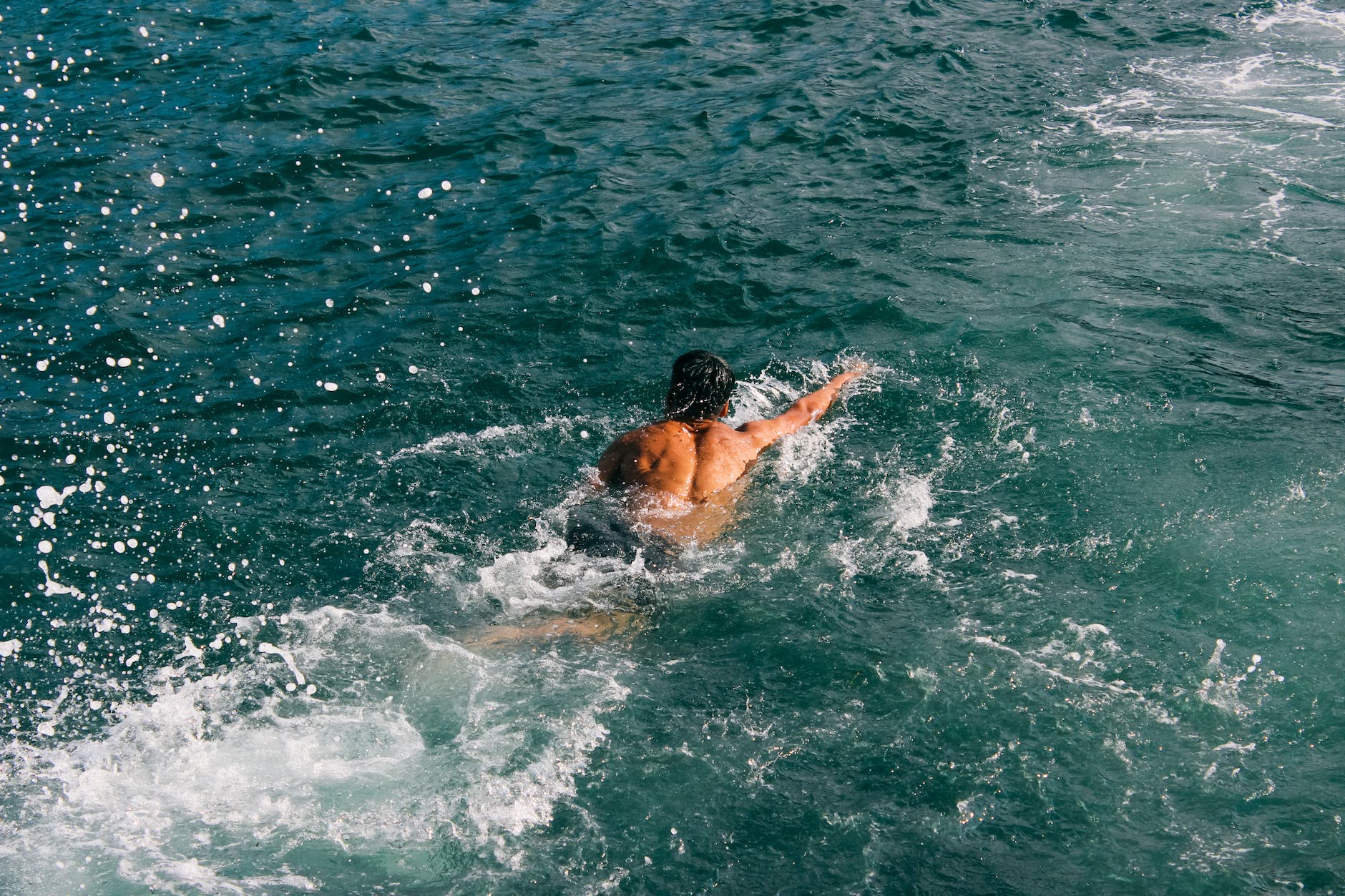 tjedni horoskop 24. do 30. kolovoza, horoskop do 3.rujna Kupanje u hladnoj vodi, a man swimming in the sea