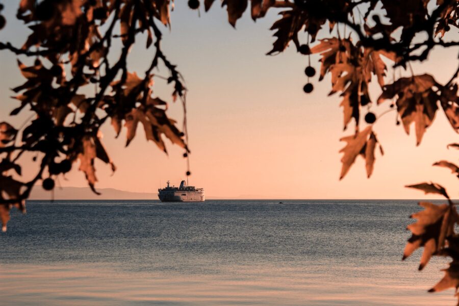 Tjedni horoskop 15. – 21. rujna Tjedni horoskop, ship on the sea and autumn foliage