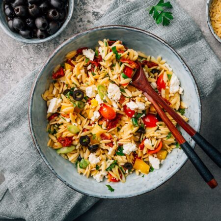 Lagana ljetna salata s tjesteninom