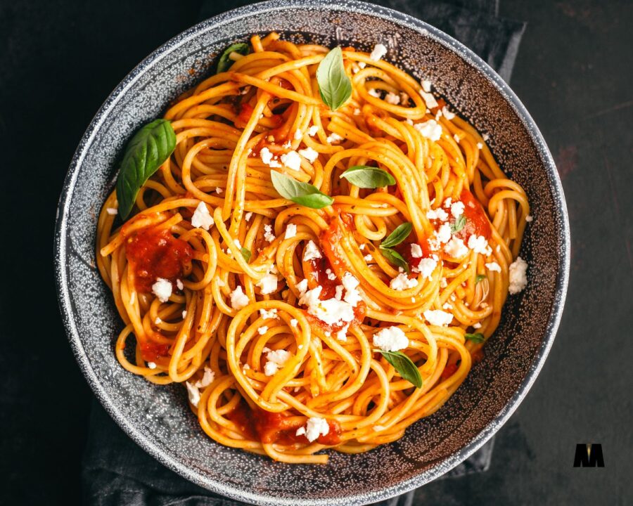 Tjestenina s tunom i svježim rajčicama