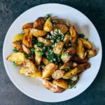 Hrskavi krumpirići s češnjakom i parmezanom
