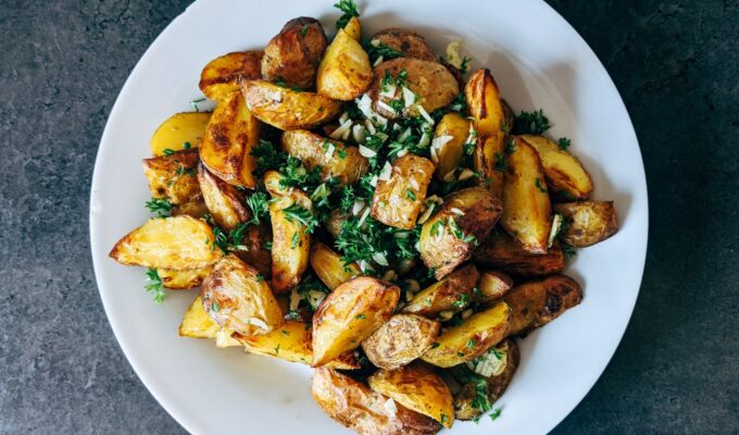 Hrskavi krumpirići s češnjakom i parmezanom